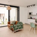 Main Street Luxury 7 아파트 *